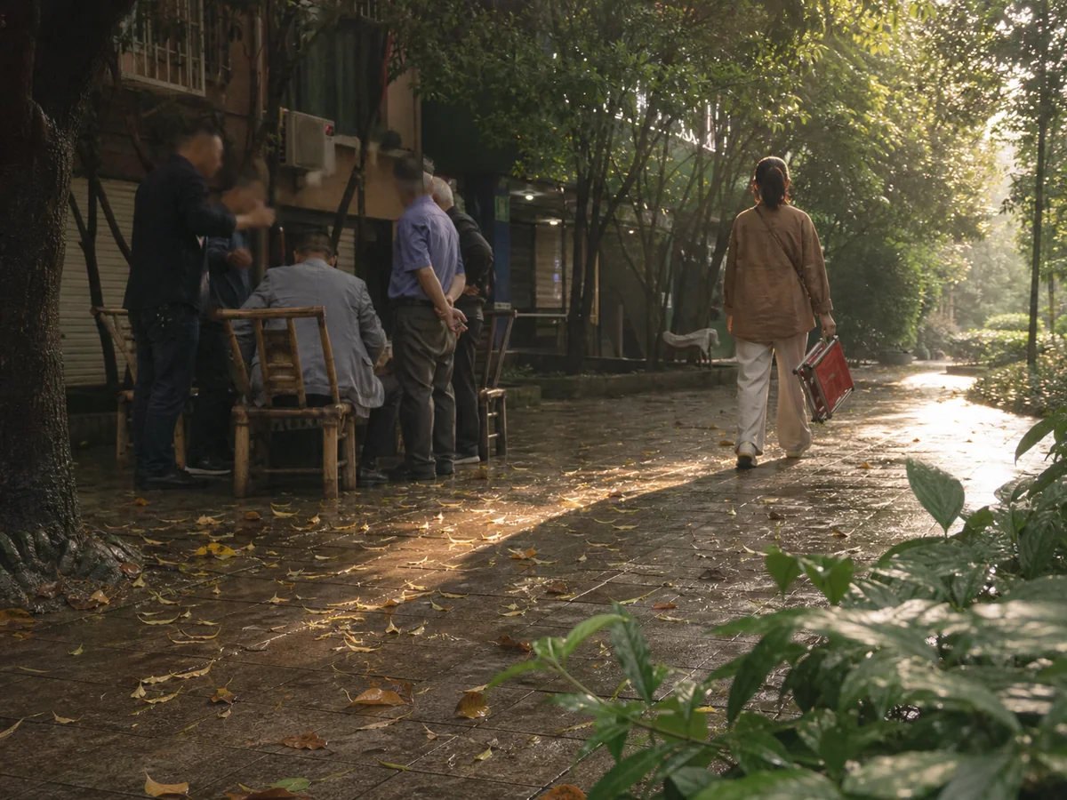 雨后街角收起折叠凳走向有阳光的小路