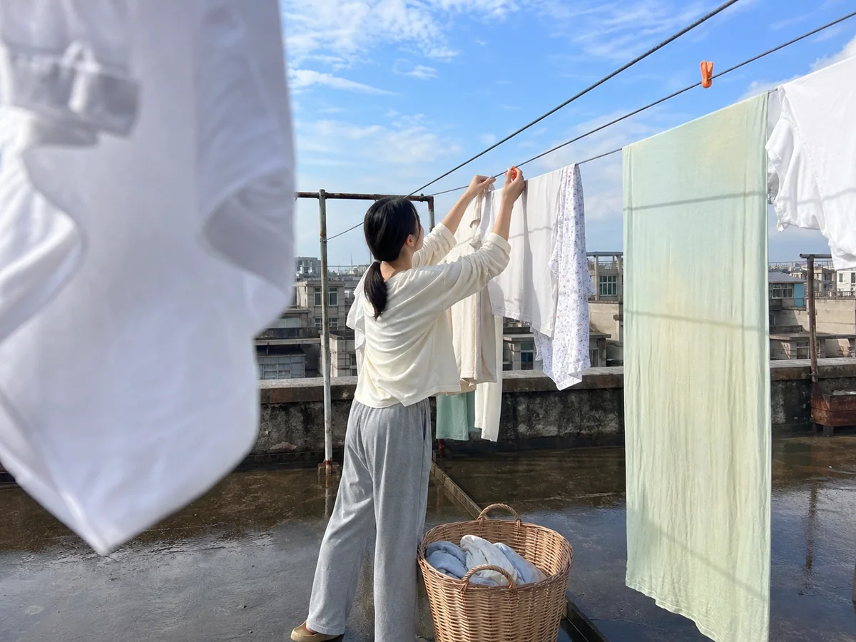 云开天晴后在居民楼屋顶晾起干净衣服