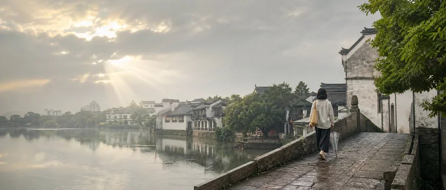 雨后初晴时独自走过江南河边石桥