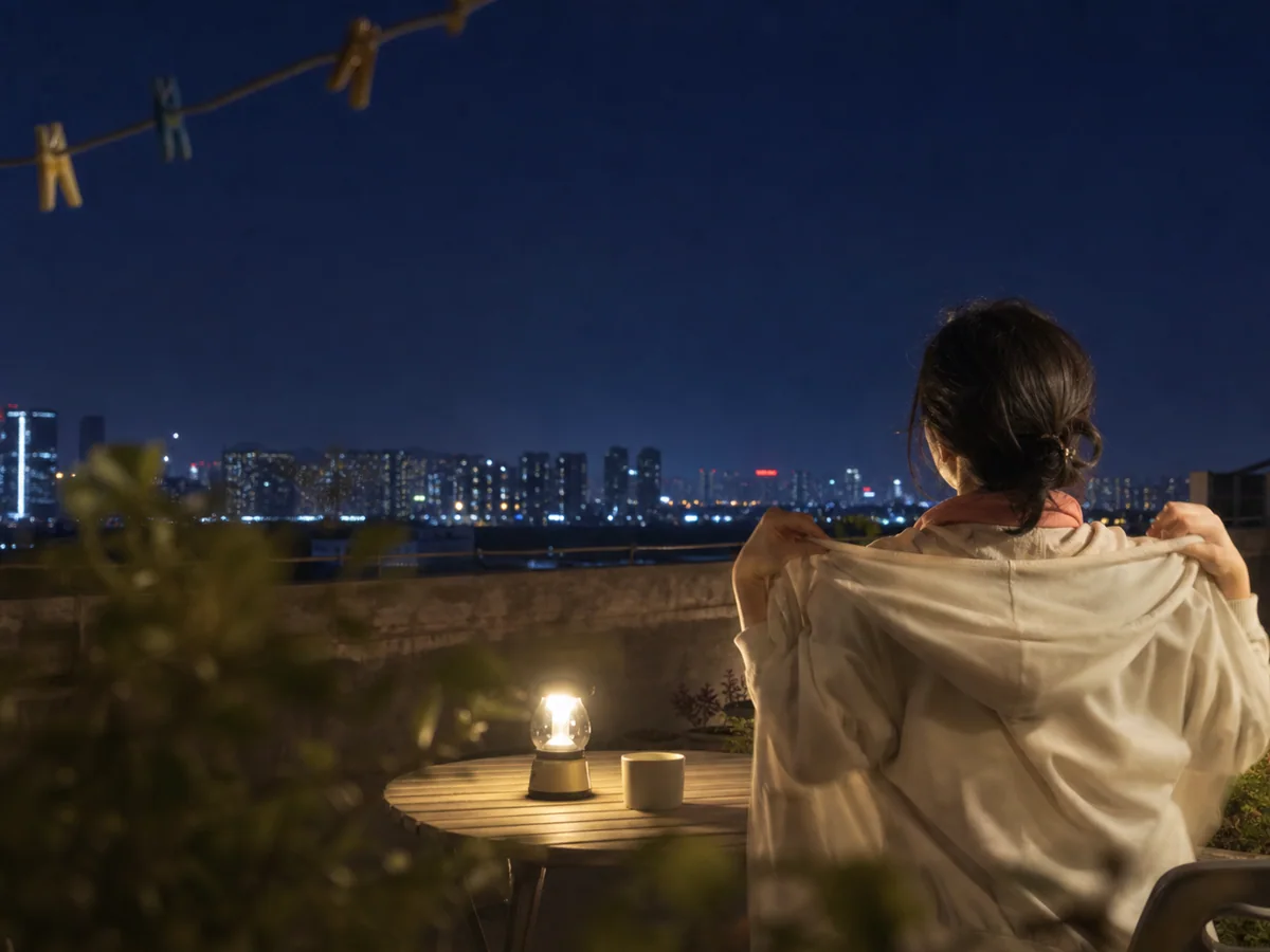 城市夜色前为自己披上一件薄外套