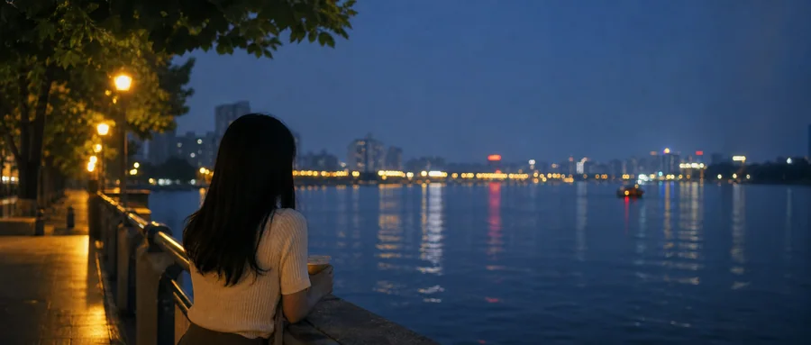 蓝调夜色中独自倚在河边吹晚风