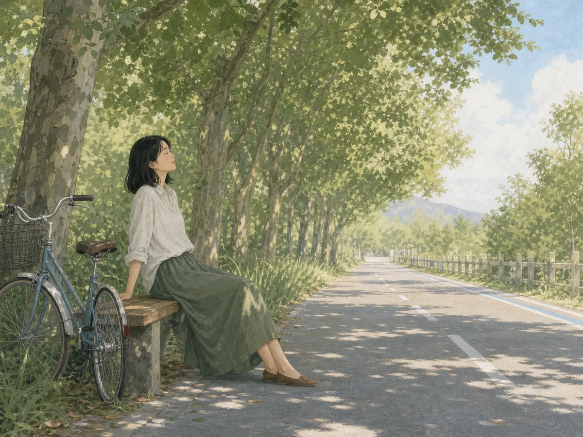 女子把自行车停在树荫下坐着感受清晨微风