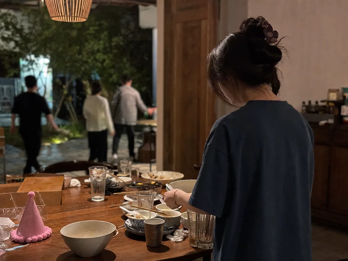 聚会散场后独自收拾满桌杯盘