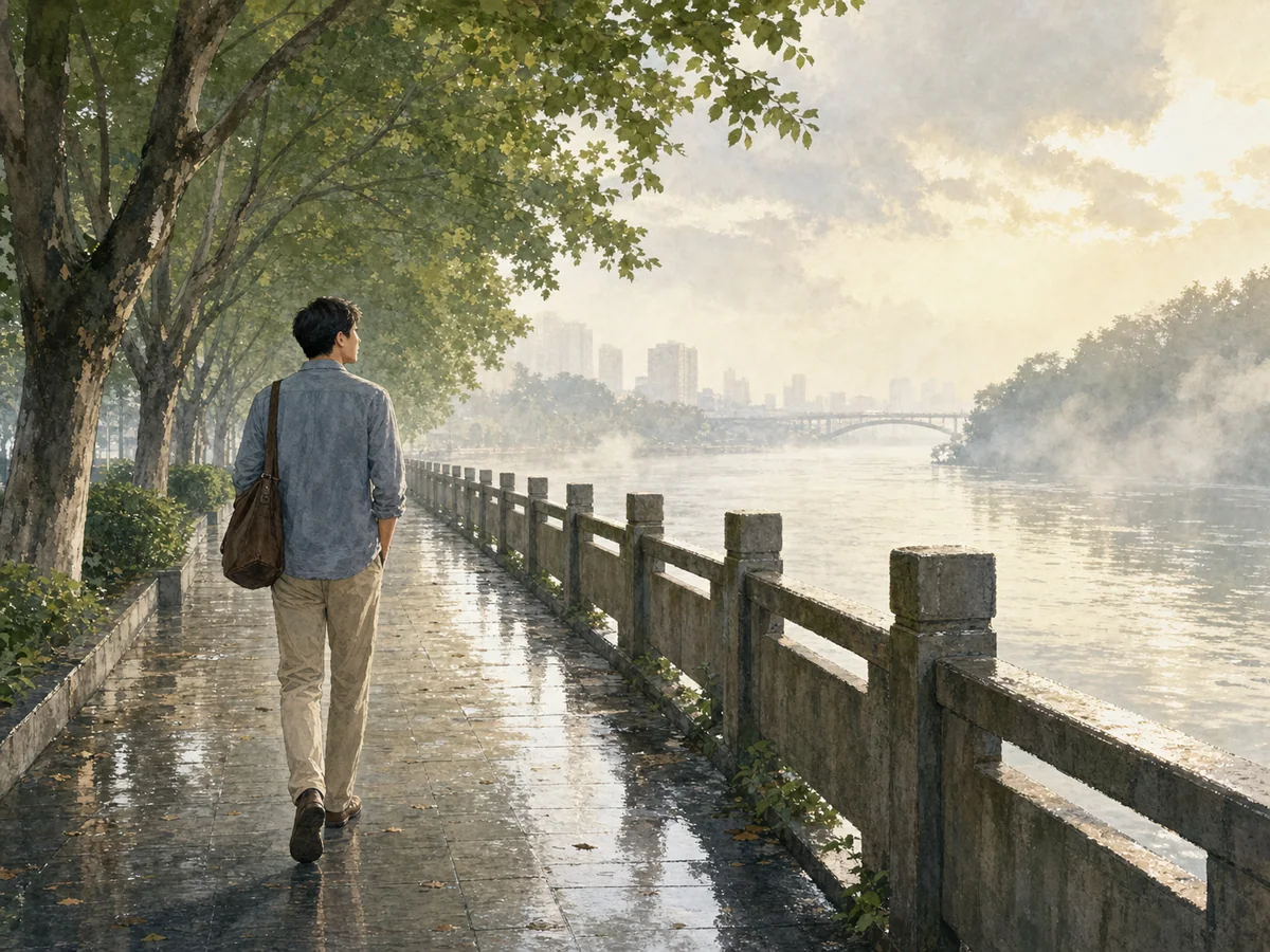 雨后清晨男子背着布包沿河边小路从容前行